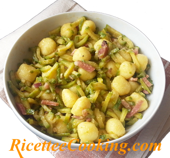 Gnocchi di patate con zucchine e pancetta